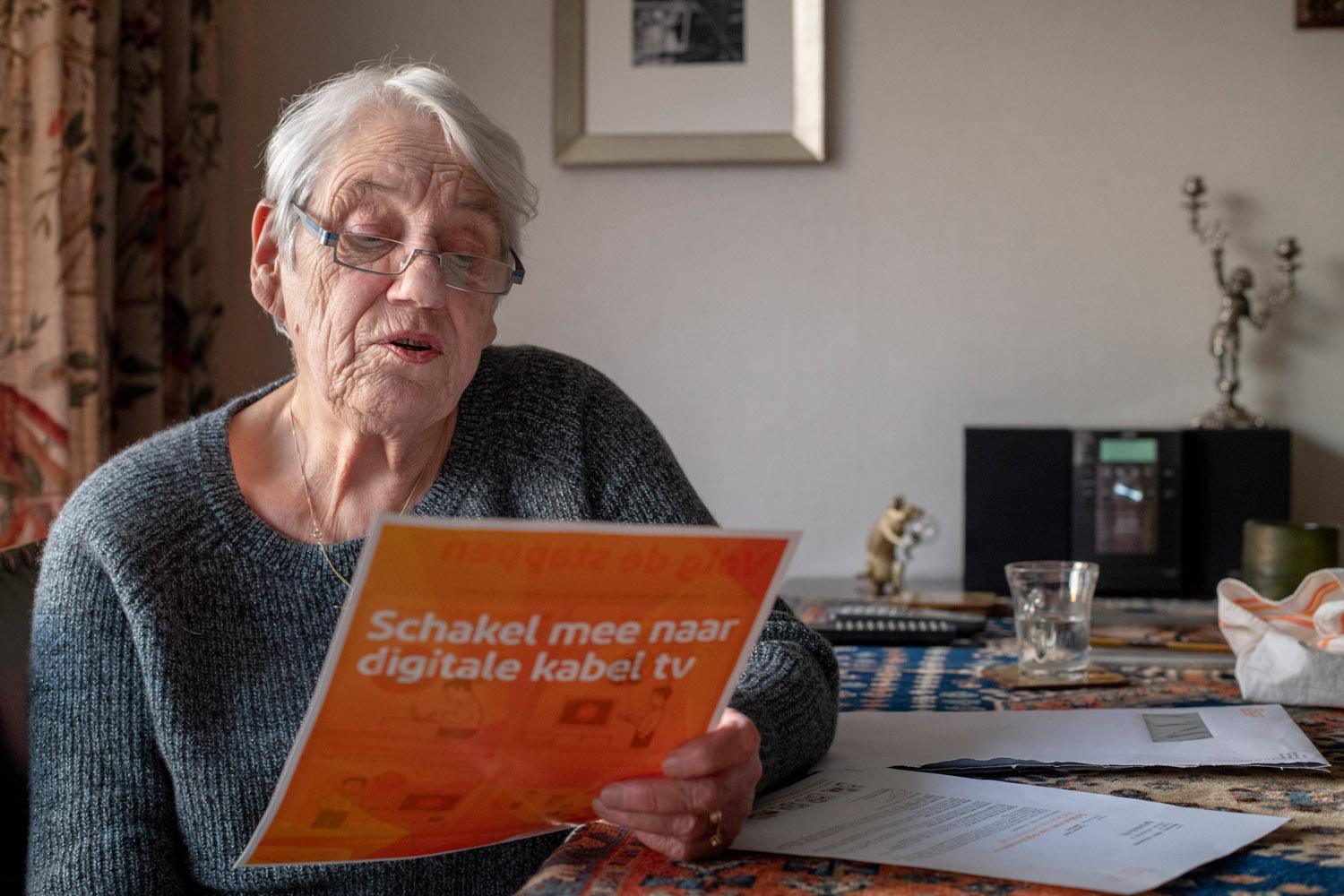 ouderen en digitale televisie - Nederland - Oudere dame betreedt het digitale tijdperk. foto: Patricia Rehe / Hollandse Hoogte
