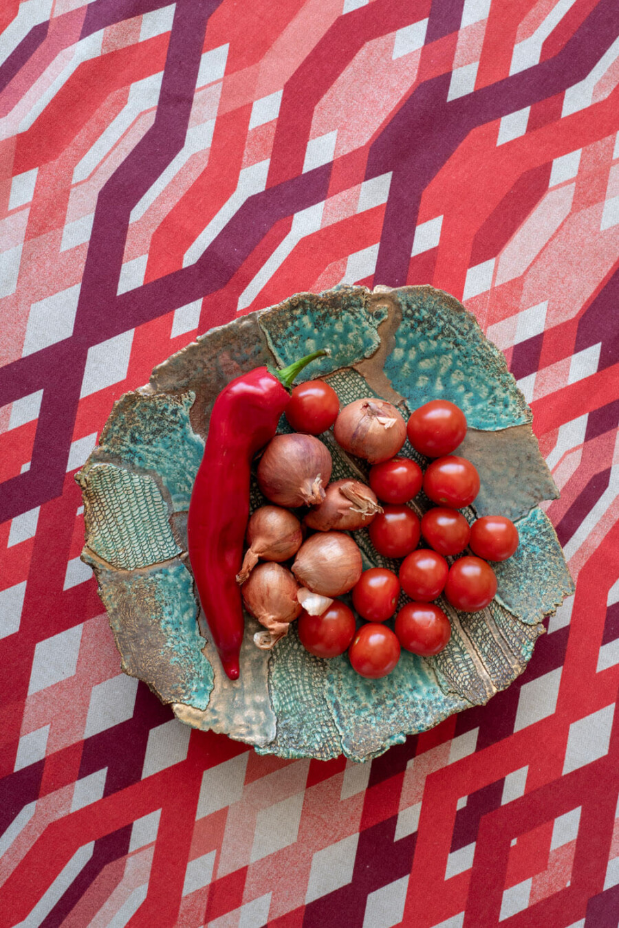 Nederland, 01-04-2019 - In de keuken staat de fruitschaal op tafel. Hierop liggen vaak uien en soms nog iets erbij. Een fruiteter is mijn moeder niet echt.
Mijn moeder is een vrouw van 80 die sinds enkele jaren weduwe is. Soms fotografeer ik haar voor Hollandse Hoogte. De beelden zijn bedoeld voor model released verkoop, maar zo langzamerhand ontstaat er ook een beeld van haar leven. foto: Patricia Rehe / Hollandse Hoogte