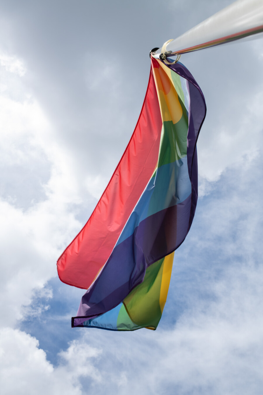 Nederland - Regenboogvlag wappert aan een vlaggenstok in de lucht. foto: ANP / Hollandse Hoogte / Patricia Rehe